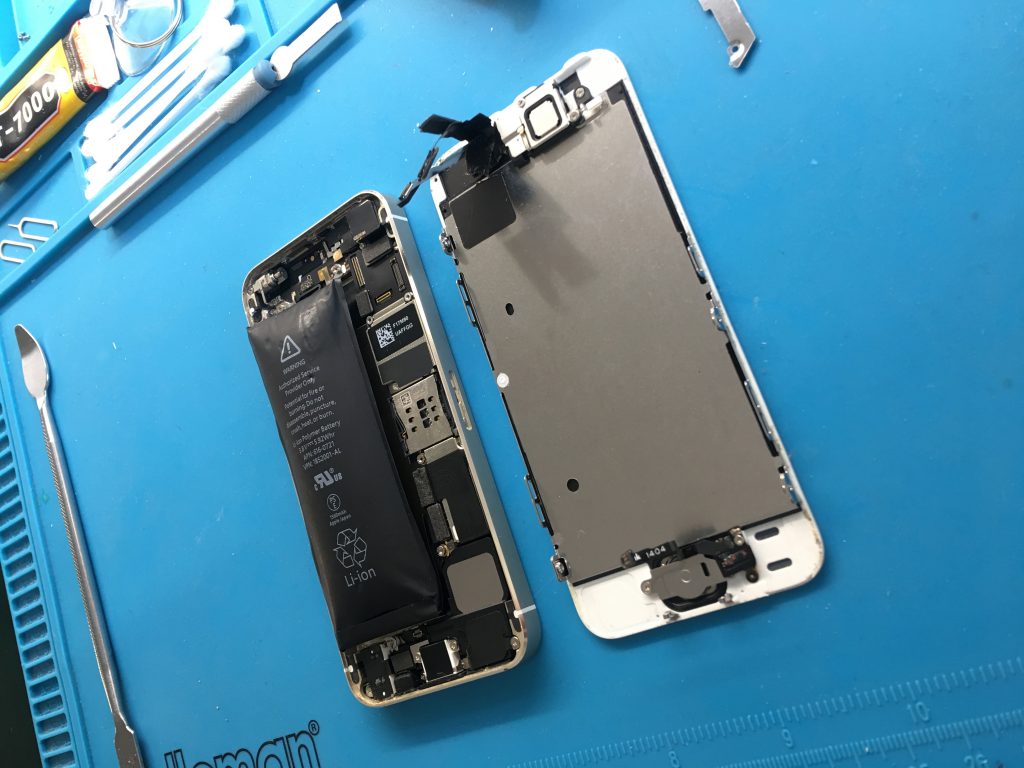 wymiana spuchniętej baterii iphone