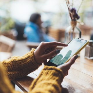 kobieta klikająca w telefon