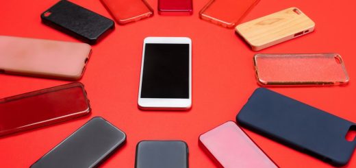 wybor wielokolorowych plastikowych tylnych oslon na telefony komorkowe na czerwonym tle ze smartfonem z boku
