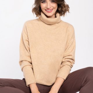 kobieta w damskim beżowym swetrze