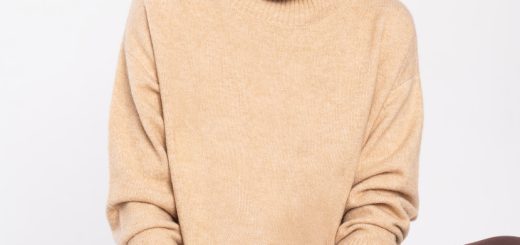 kobieta w damskim beżowym swetrze