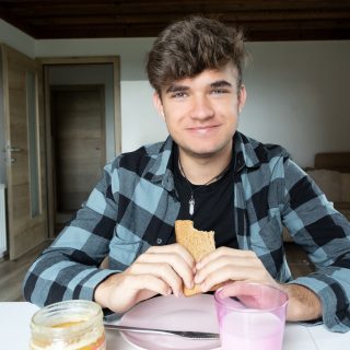 student jedzący kanapkę