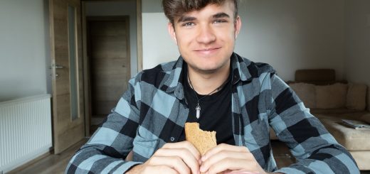 student jedzący kanapkę