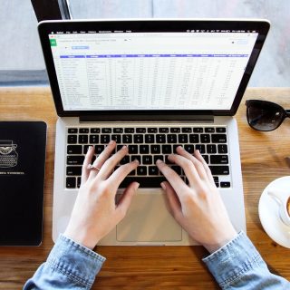 laptop macbook praca biurko