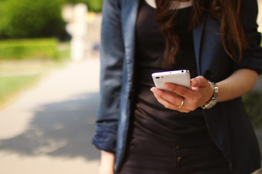 mobile phone w ręce