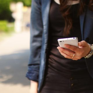 mobile phone w ręce