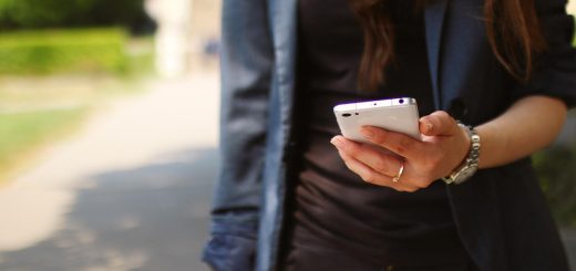 mobile phone w ręce